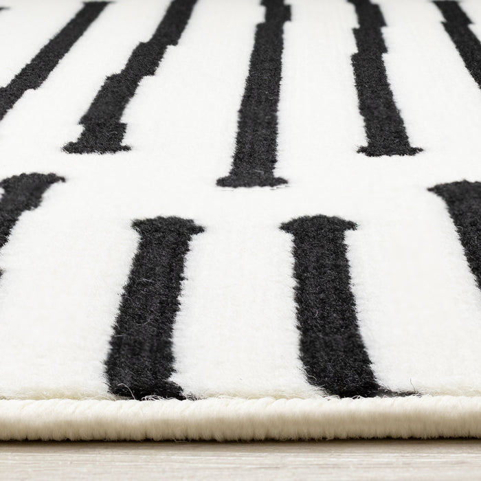 Carpette Forte noire et blanche à motif de rayures - 5 pi 3 po x 7 pi 5 po