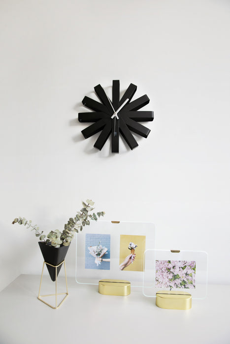 Horloge murale moderne Ribbon de Umbra en acier - noire