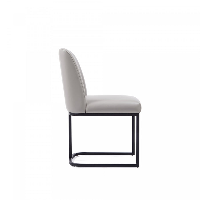 Chaise de salle a manger moderne Serena en metal et cuir vegetalien gris clair - Lot de 2