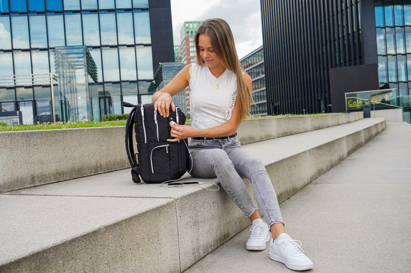 Sac a dos intelligent Swissdigital Design KATY ROSE - Rucksack avec port de chargement integre - Noir Platine