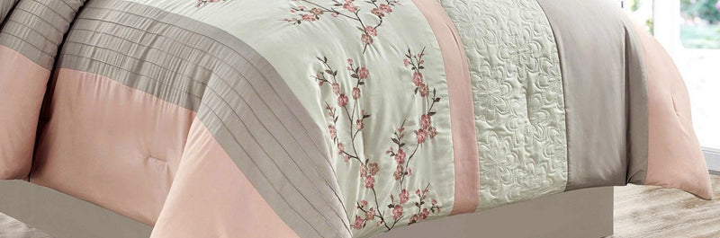 Ensemble Douillette Celina 7 Morceaux Grand Lit avec Broderie Florale et Plis