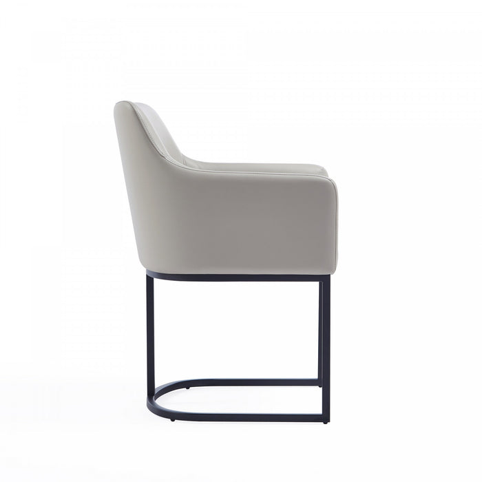 Fauteuil Serena en metal moderne et cuir vegetalien, gris clair - Lot de 2
