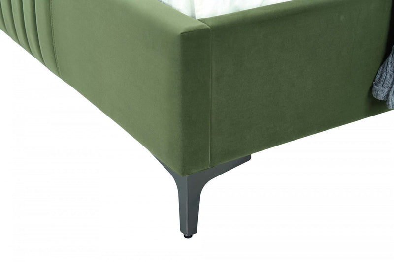 Lit Queen Promenade style milieu du siecle moderne en velours capitonne vert mousse