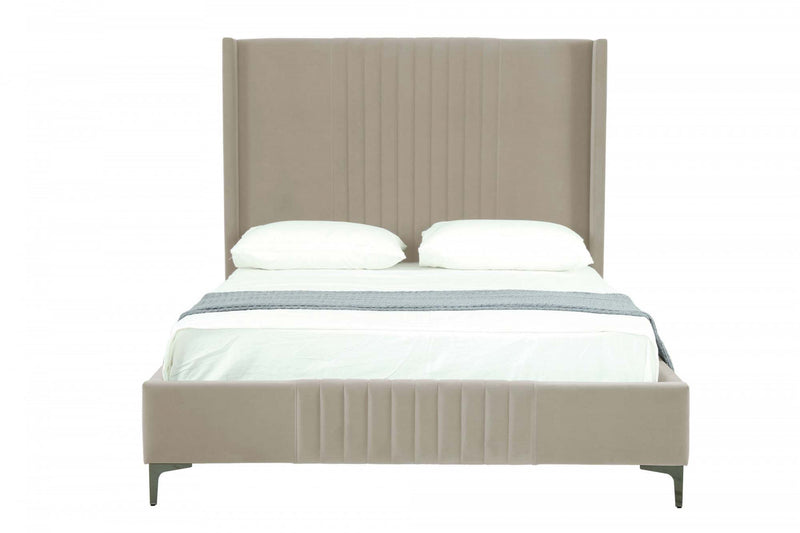 Lit Queen Promenade style milieu du siecle moderne en velours capitonne, coloris taupe rustique