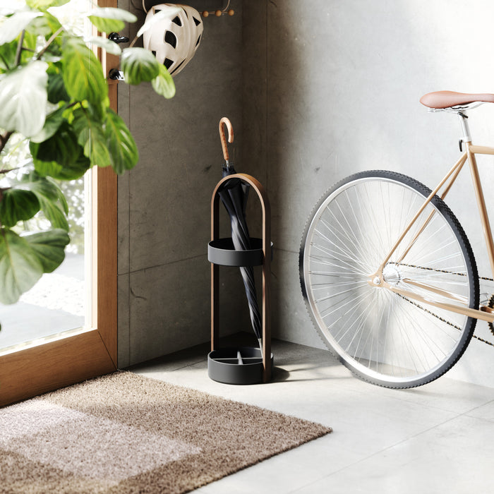 Support à parapluie moderne Bellwood de Umbra en acier - noir et noyer