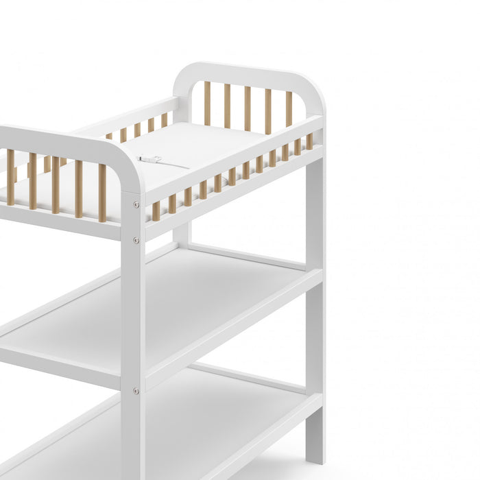 Table a langer Storkcraft Pasadena avec matelas a langer resistant a l’eau – Blanc/Bois flotte