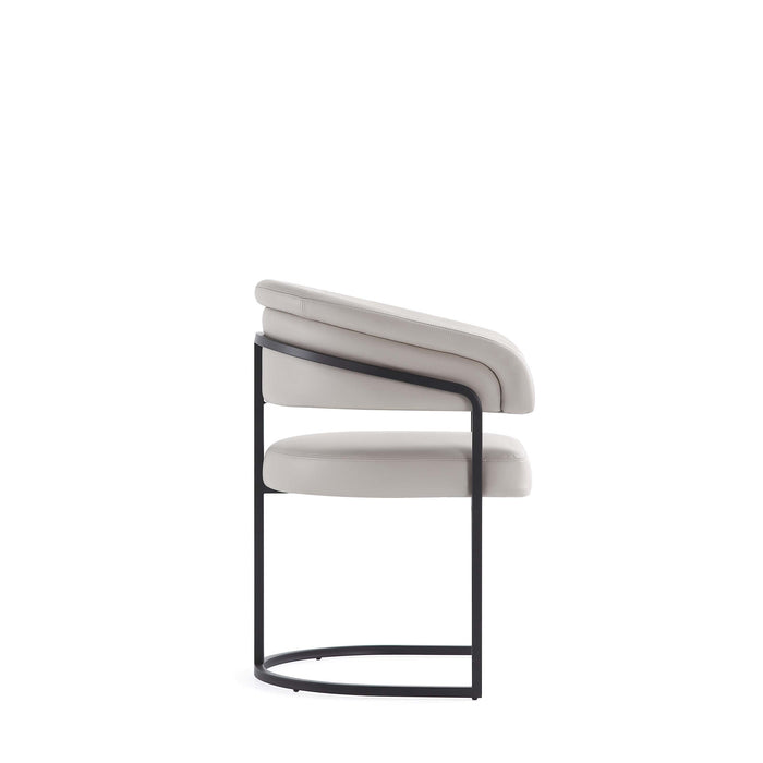 Chaise de salle a manger Augusta moderne en metal et cuir vegetalien, gris clair