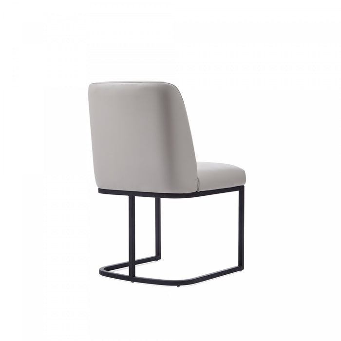 Chaise de salle a manger moderne Serena en metal et cuir vegetalien gris clair - Lot de 2