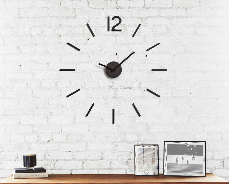 Horloge murale moderne Blink de Umbra - noire