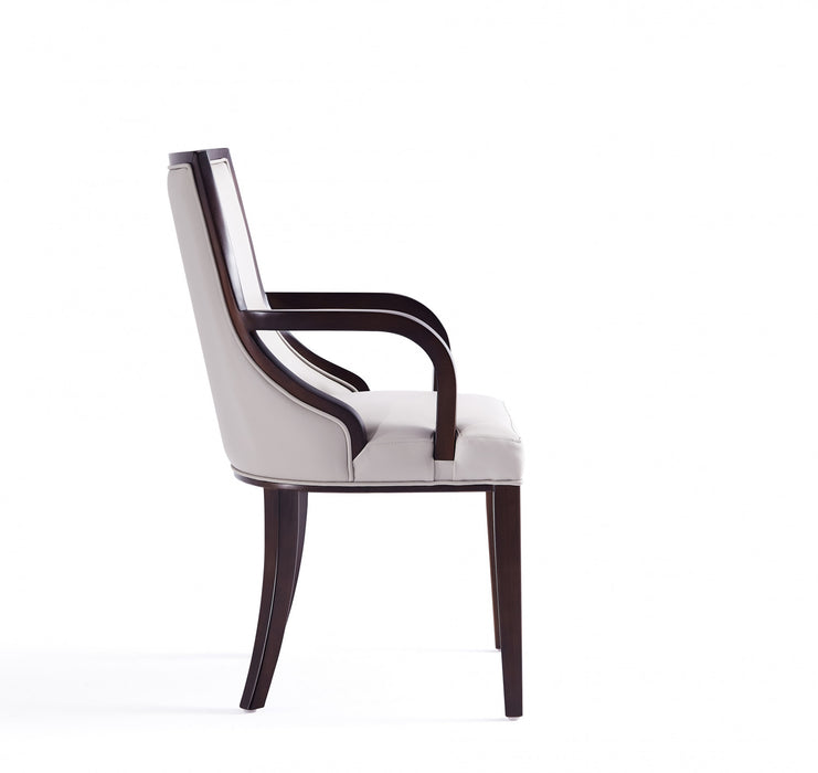 Grand fauteuil traditionnel en bois avec accoudoirs, revetement tissu gris clair - Lot de 2