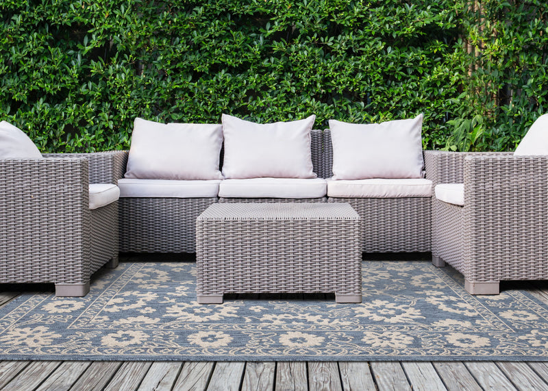 Tapis d'exterieur Cabana bleu et blanc a bordure elegante, 5'3\" x 7'7\"
