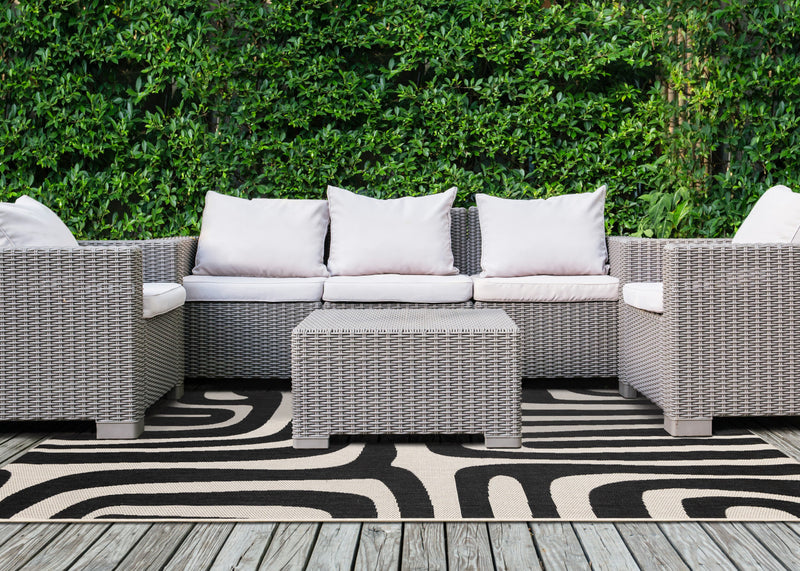 Tapis d'exterieur Jackson a lignes abstraites noires et blanches, 6'7\" x 9'6\"