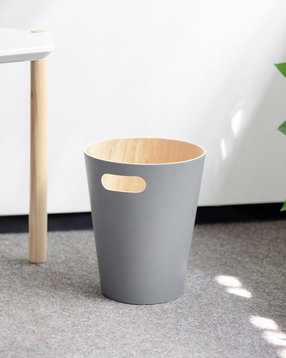 Poubelle Woodrow de Umbra - grise