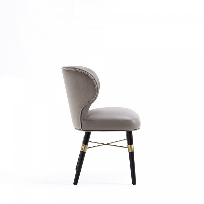 Chaise de salle a manger moderne Strine en bois et tissu, coloris taupe fonce - Lot de 2