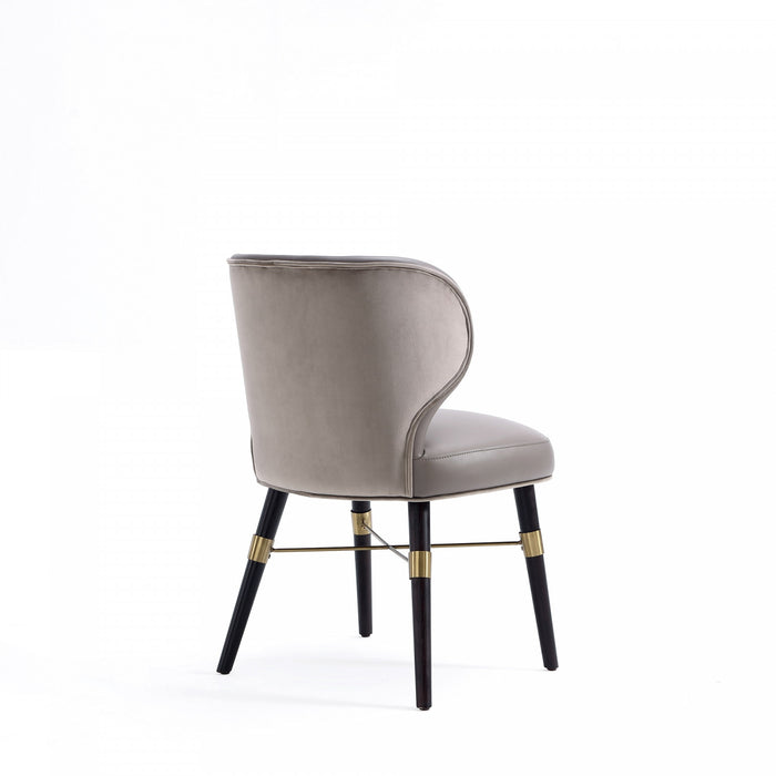 Chaise de salle a manger moderne Strine en bois et tissu, coloris taupe fonce - Lot de 2