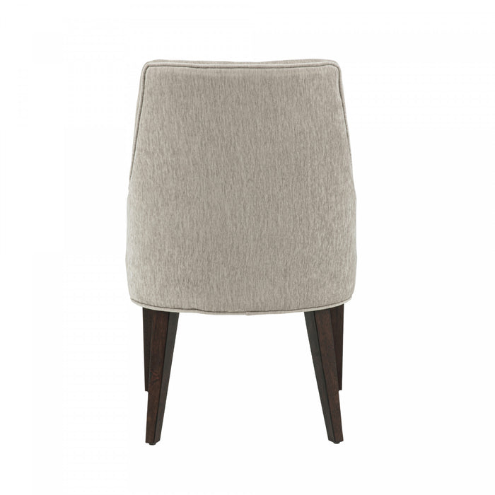 Fauteuil moderne en bois Beever avec accoudoirs en chenille, coloris taupe