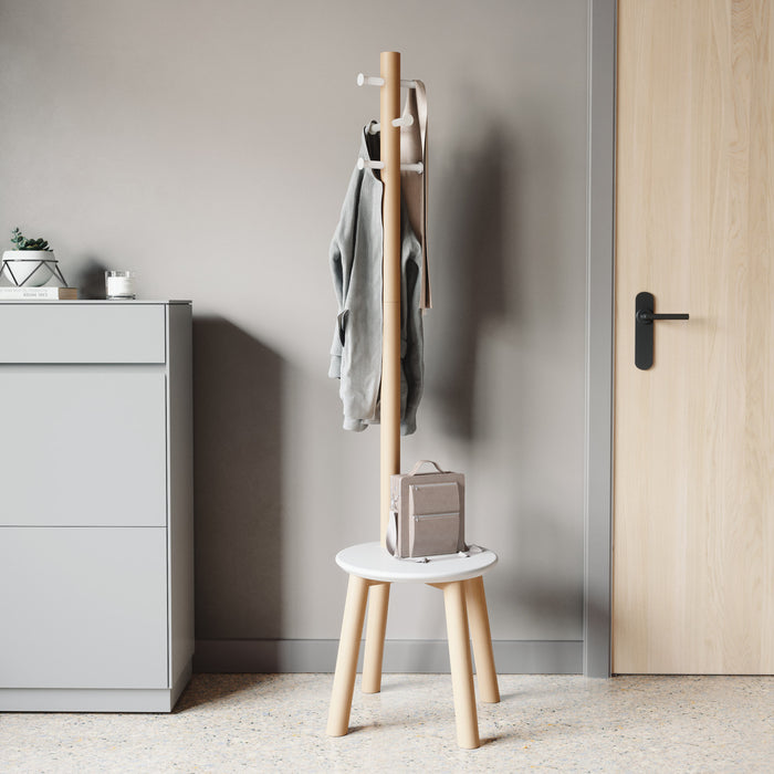 Portemanteau et tabouret modernes Pillar de Umbra en bois - blancs et naturels