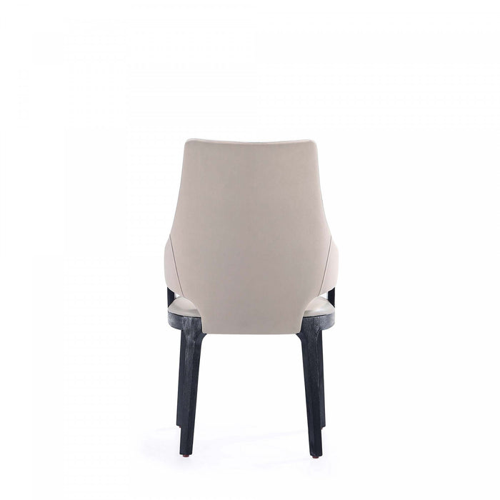 Chaise de salle a manger moderne en bois Kara avec revetement en tissu gris clair