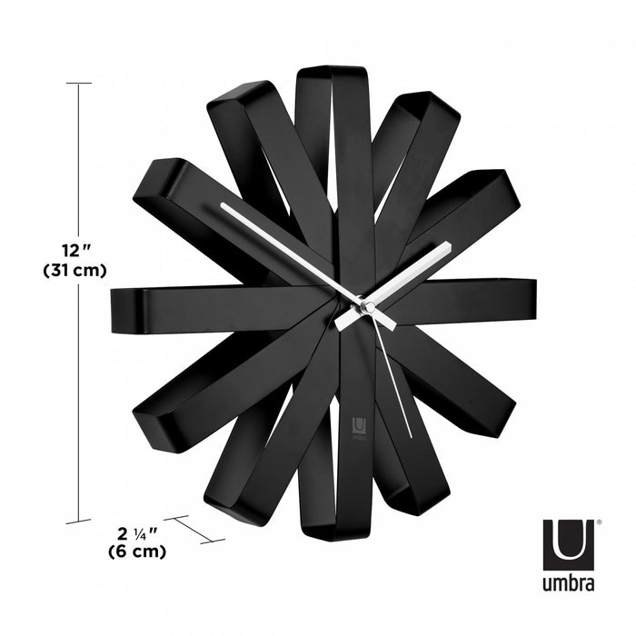 Horloge murale moderne Ribbon de Umbra en acier - noire