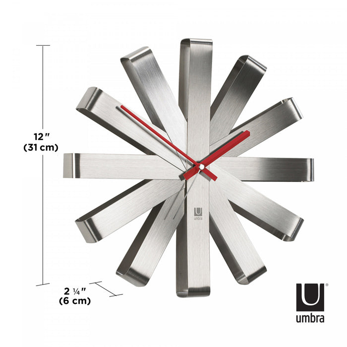 Horloge murale moderne Ribbon de Umbra en acier