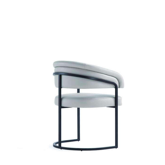 Chaise de salle a manger Augusta moderne en metal et cuir vegetalien, gris clair