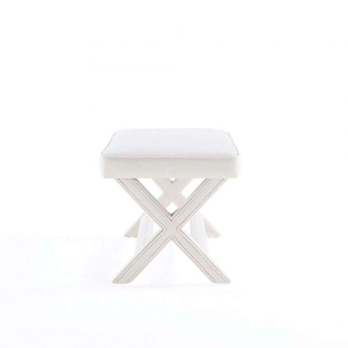 Banc d’appoint moderne du milieu du siecle Abigail en velours creme capitonne