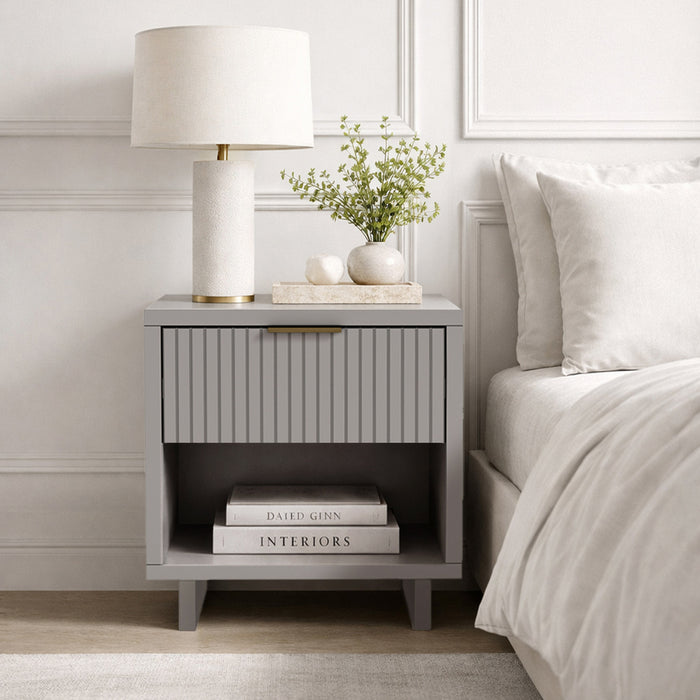 Table de nuit contemporaine Elara 18\" en bois massif, gris clair (1 tiroir)