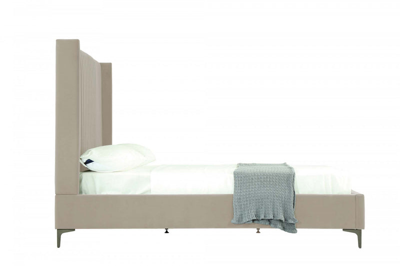 Lit Queen Promenade style milieu du siecle moderne en velours capitonne, coloris taupe rustique