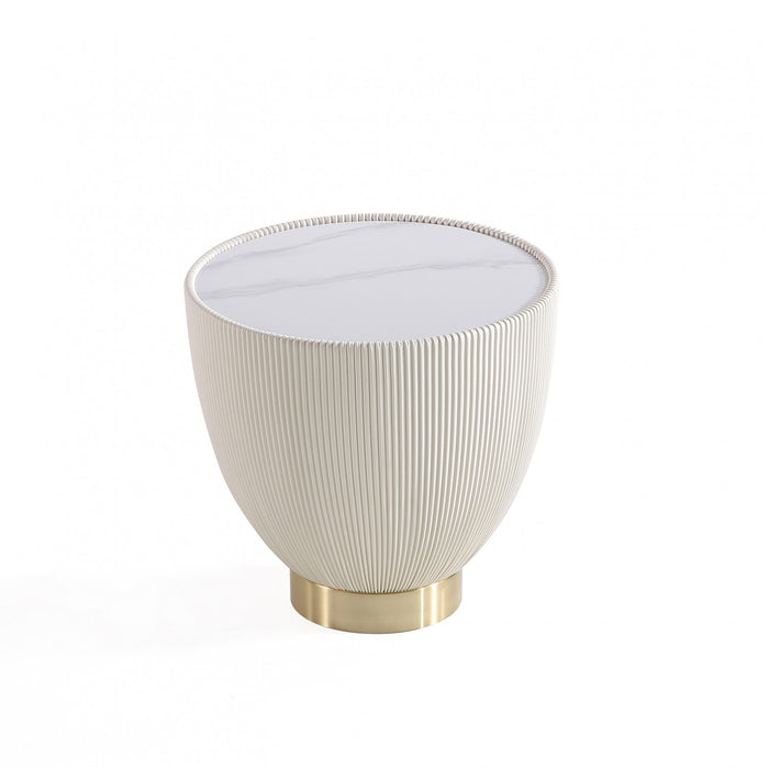 Table d’appoint Anderson moderne avec plateau en pierre frittee et revetement creme – Lot de 2