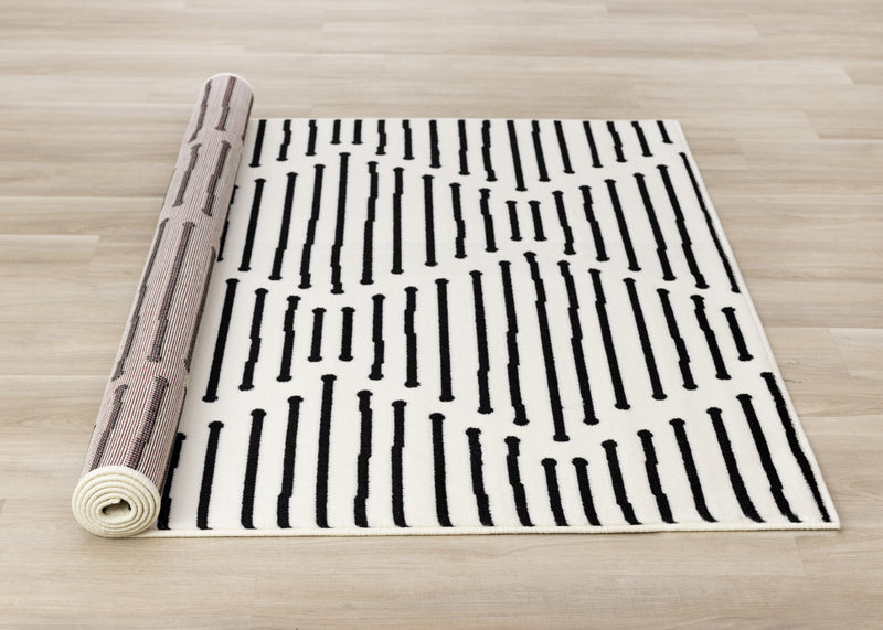 Carpette Forte noire et blanche à motif de rayures - 6 pi 7 po x 9 pi 6 po