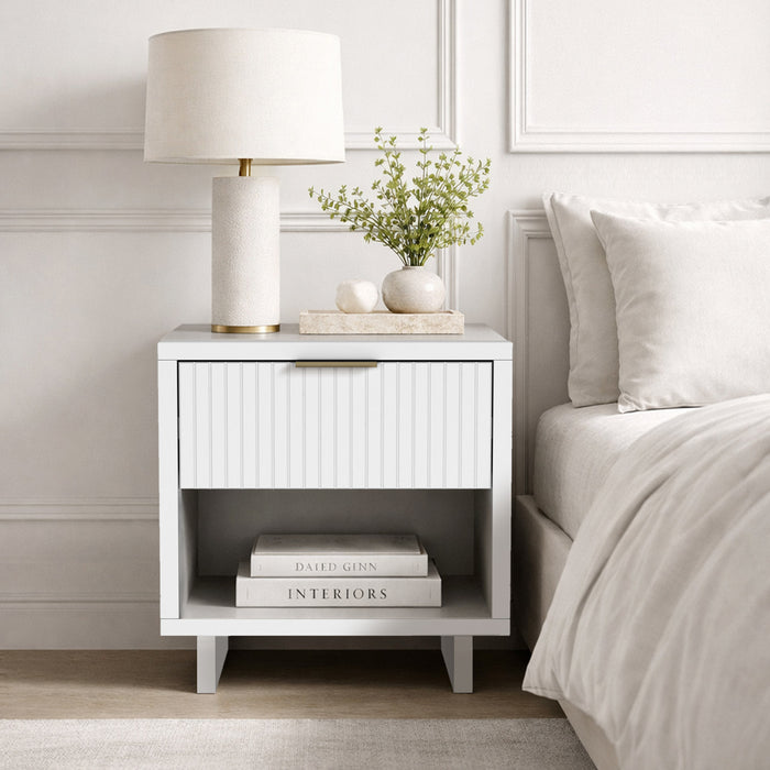 Table de nuit contemporaine Elara 18\" en bois massif blanc (1 tiroir)