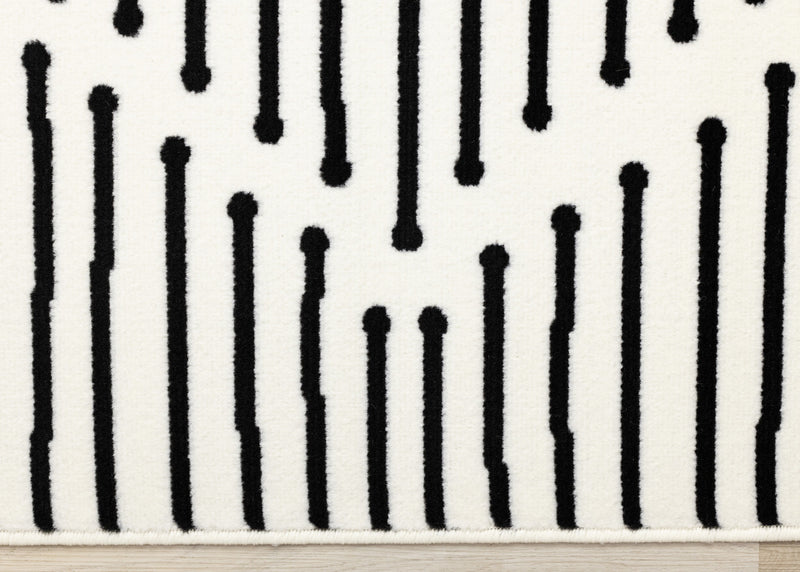 Carpette Forte noire et blanche à motif de rayures - 6 pi 7 po x 9 pi 6 po