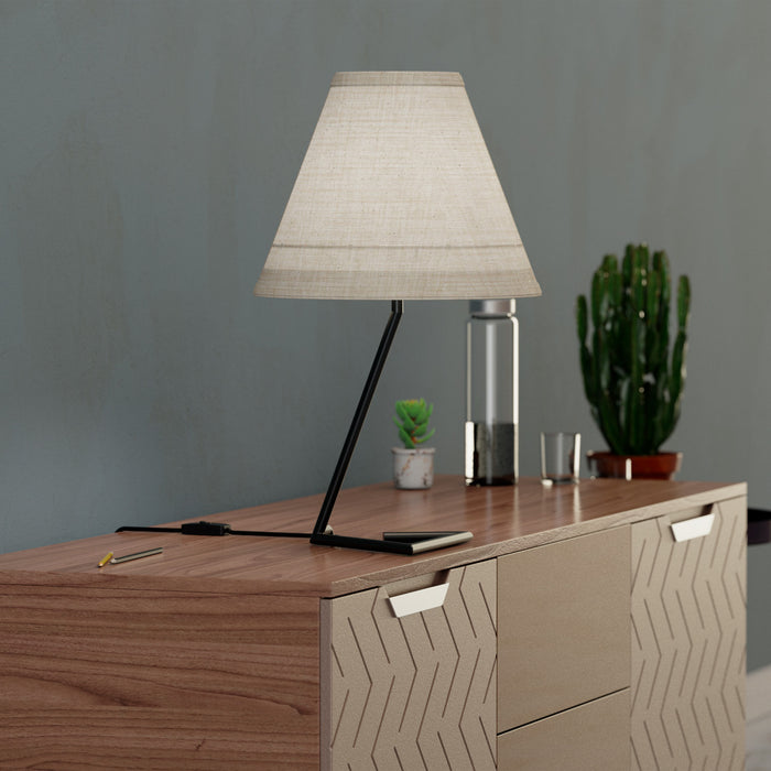 Lampe de table noire de 23 po à base angulaire avec abat-jour conique