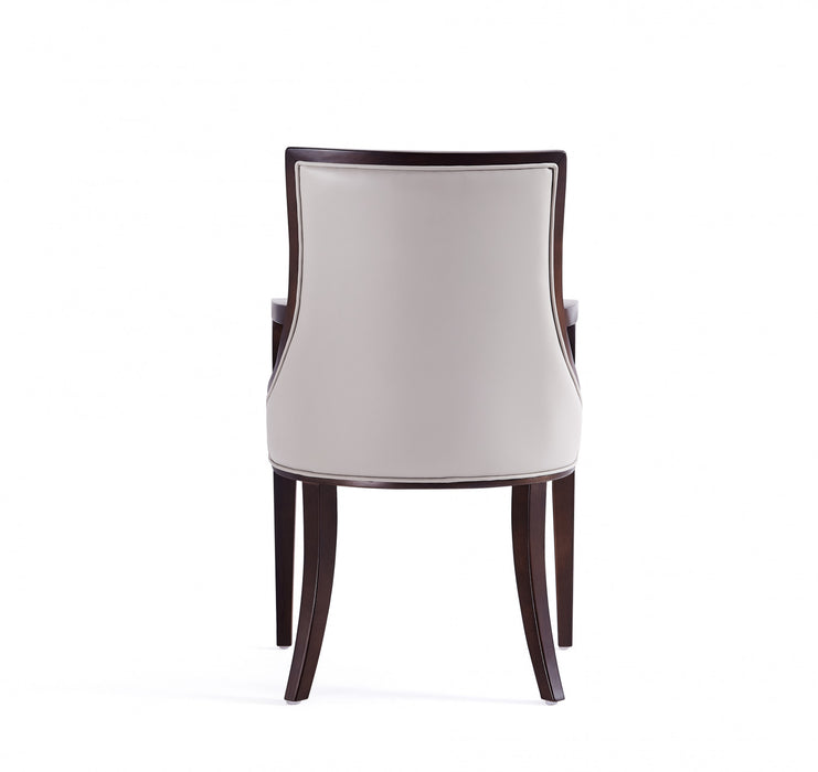 Grand fauteuil traditionnel en bois avec accoudoirs, revetement tissu gris clair - Lot de 2