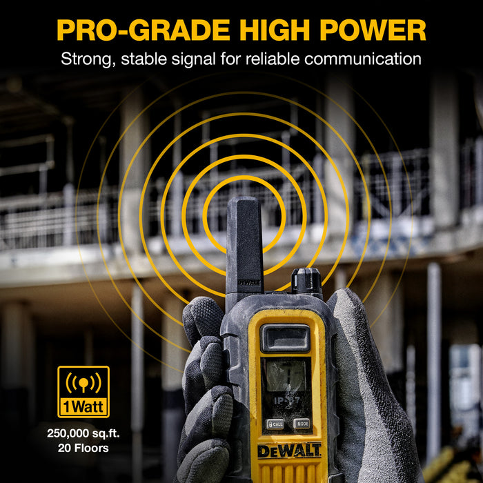 2 talkies walkie Dewalt DXFRS300 pour site de travail plus écouteurs - 1 watt, robuste, longue portée, radios bidirectionnelles intérieures-extérieures + 22 canaux