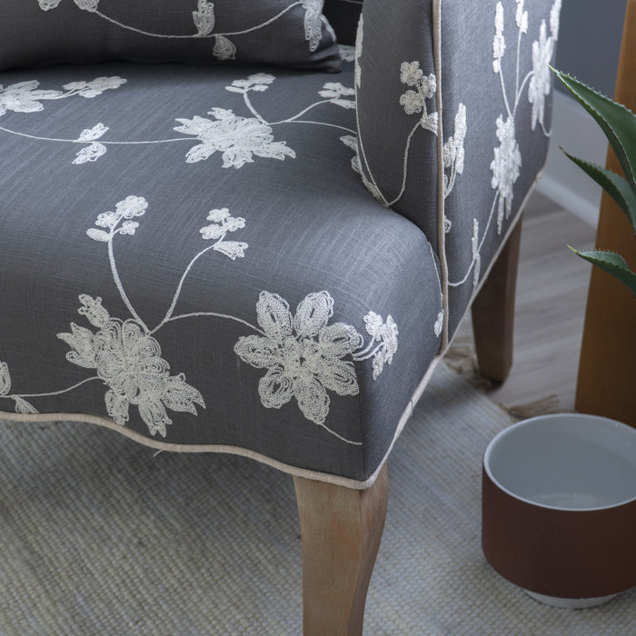 Fauteuil d'appoint Kenna en tissu d'apparence lin orné de broderie florale - gris