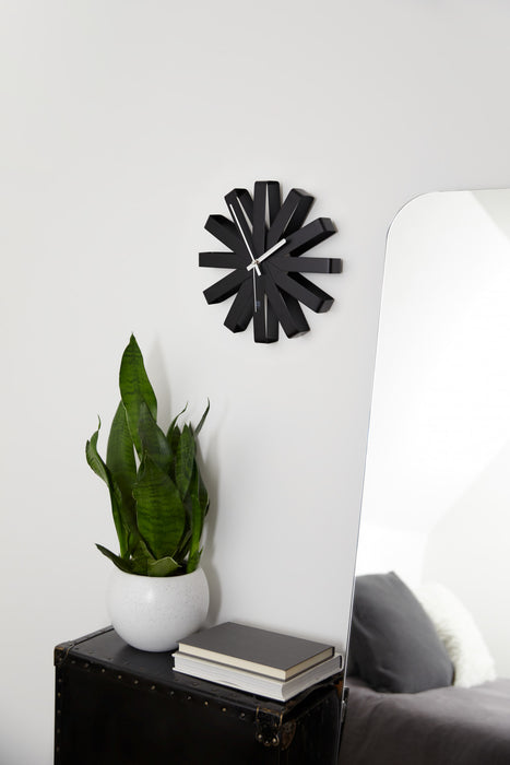 Horloge murale moderne Ribbon de Umbra en acier - noire
