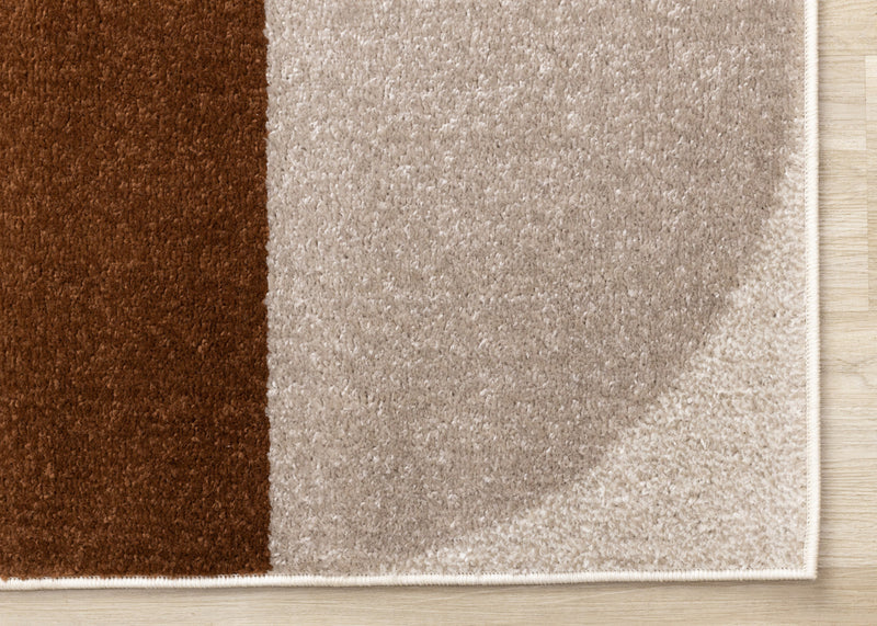 Carpette Marley taupe et sang-de-bœuf à motif de courbes géométriques - 5 pi 3 po x 7 pi 7 po
