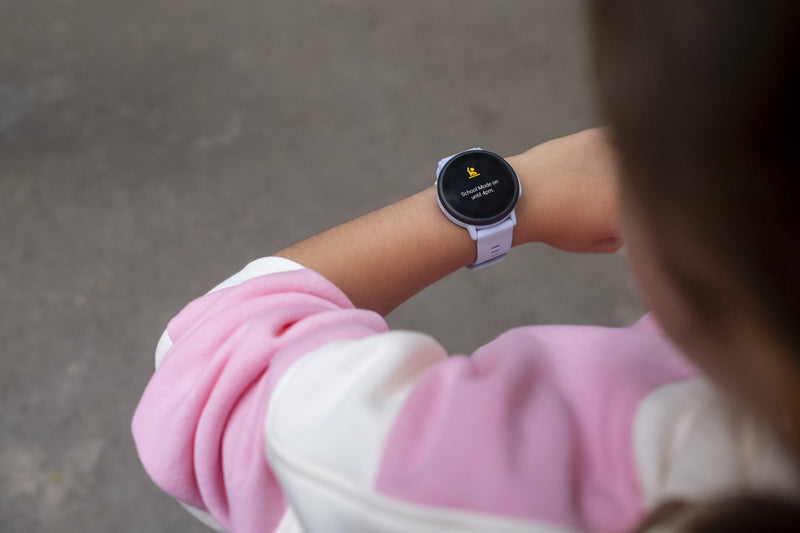 Montre intelligente pour enfants Garmin Bounce 2 Violet clair - Vetement sur, suivi sportif GPS, surveillance du sommeil, commandes vocales, themes amusants, quiz educatifs