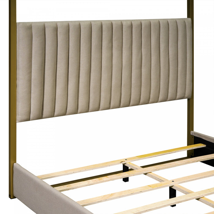 Lit plateforme Sophia a baldaquin avec tete de lit en mousse et velours, taille queen, beige