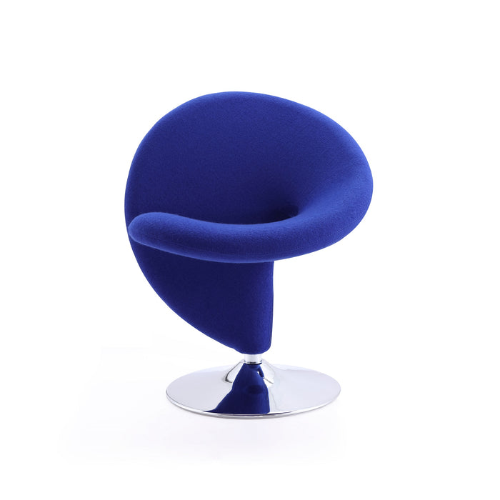 Fauteuil d’appoint pivotant Curl de Manhattan Comfort en chrome poli et en mélange de laine - bleu