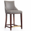 Tabouret bar moderne Shubert de Manhattan Comfort de hauteur comptoir avec revêtement en similicuir et pattes en hêtre - taupe foncé