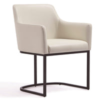 Chaise de salle à manger à accoudoirs moderne Serena de Manhattan Comfort revêtue de similicuir avec pattes en acier - crème