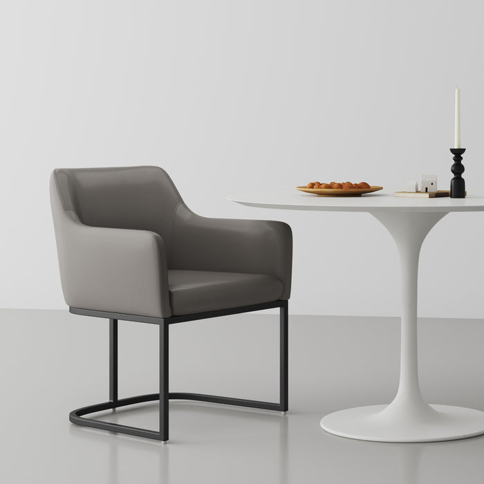 Chaise de salle à manger à accoudoirs moderne Serena de Manhattan Comfort revêtue de similicuir avec pattes en acier - grise