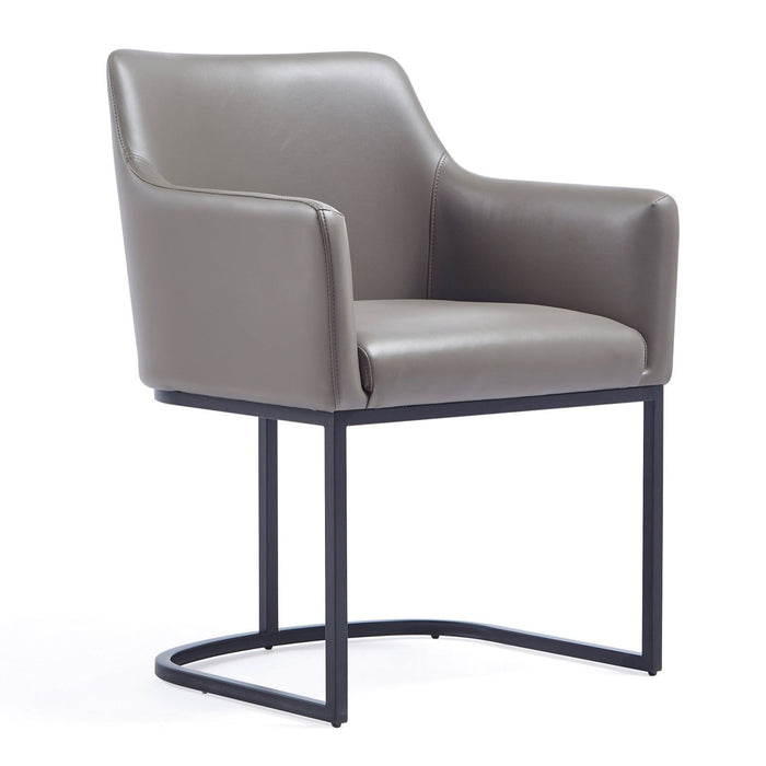 Chaise de salle à manger à accoudoirs moderne Serena de Manhattan Comfort revêtue de similicuir avec pattes en acier - grise