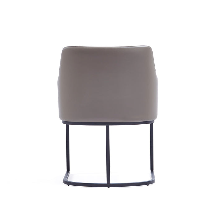 Chaise de salle à manger à accoudoirs moderne Serena de Manhattan Comfort revêtue de similicuir avec pattes en acier - grise