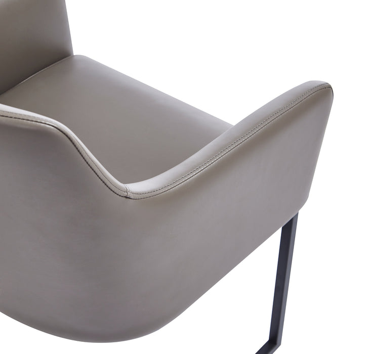 Chaise de salle à manger à accoudoirs moderne Serena de Manhattan Comfort revêtue de similicuir avec pattes en acier - grise