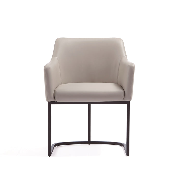 Chaise de salle à manger à accoudoirs moderne Serena de Manhattan Comfort revêtue de similicuir avec pattes en acier - gris clair