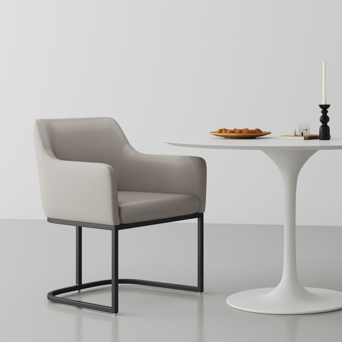 Chaise de salle à manger à accoudoirs moderne Serena de Manhattan Comfort revêtue de similicuir avec pattes en acier - gris clair