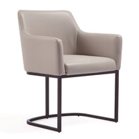 Chaise de salle à manger à accoudoirs moderne Serena de Manhattan Comfort revêtue de similicuir avec pattes en acier - gris clair
